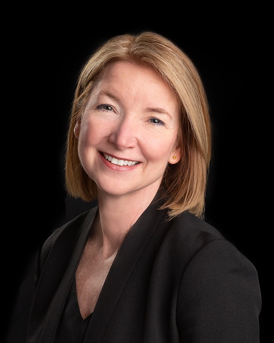 business headshots: woman_headshot_black_backdrop_terrificshot_studio