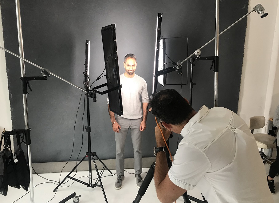 peter hurley photographer taking male headshot photo